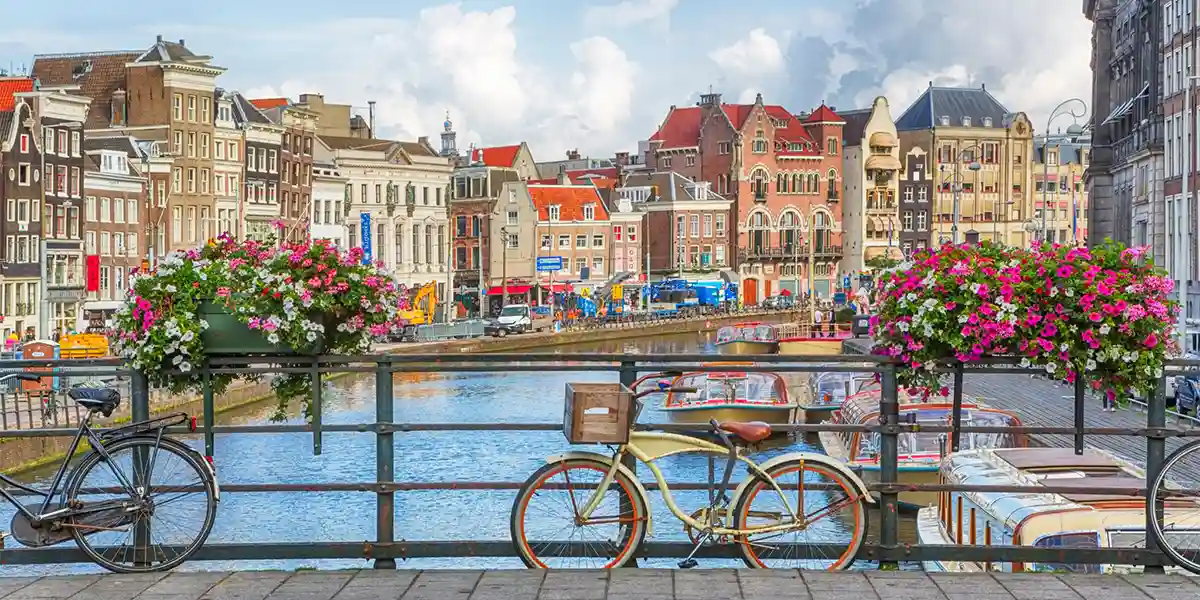 Experience Amsterdam: A Perfect Blend of Tradition & Trend