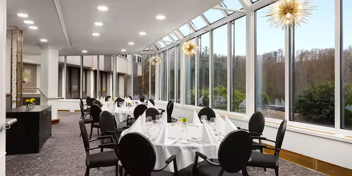 https://toduk.blob.core.windows.net/hotelimage/package/slider/double-tree-by-hilton-luxembourg-restaurant.webp