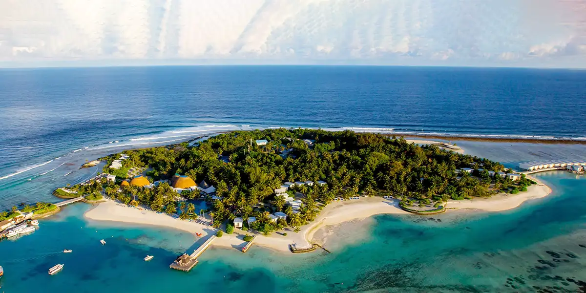 https://toduk.blob.core.windows.net/hotelimage/package/slider/holiday-inn-resort-kandooma-maldives-aerial-view0210062024.webp