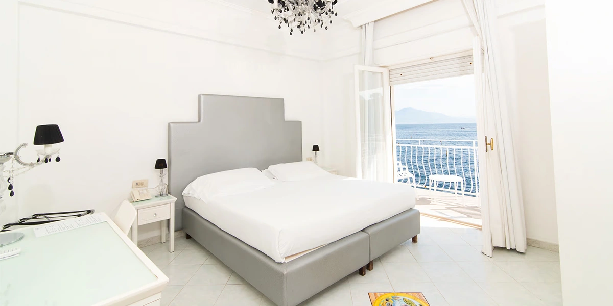 https://toduk.blob.core.windows.net/hotelimage/package/slider/hotel-admiral-sorrento-bed-room28122024.webp