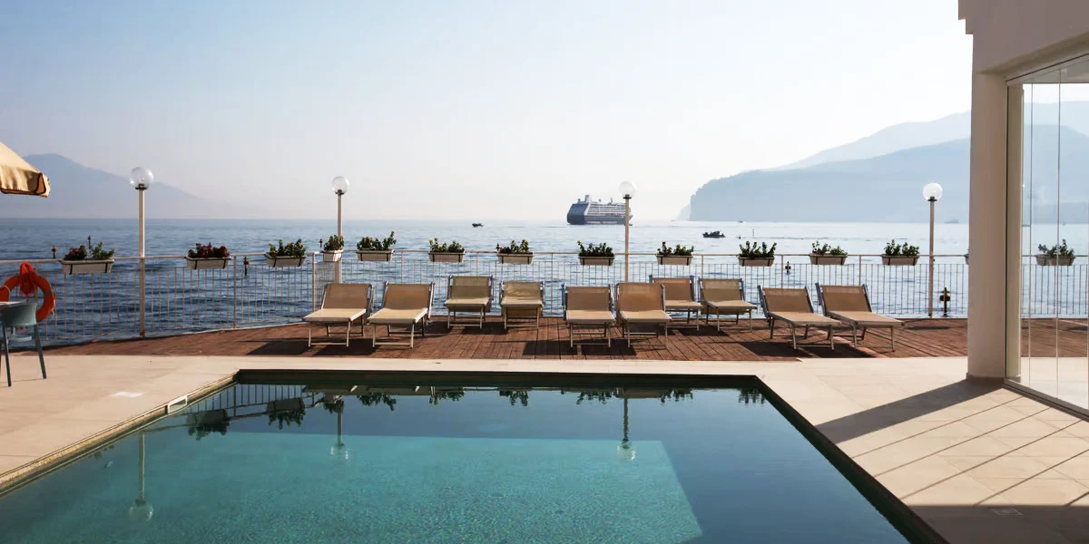 https://toduk.blob.core.windows.net/hotelimage/package/slider/hotel-admiral-sorrento-pool0228122024.webp