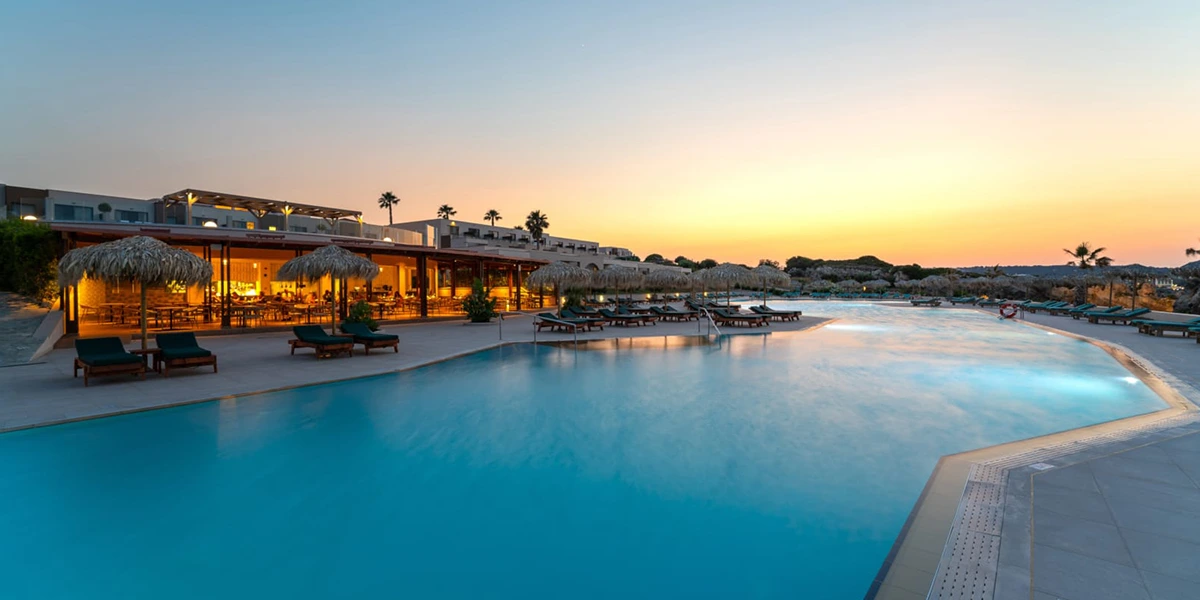 https://toduk.blob.core.windows.net/hotelimage/package/slider/kresten-royal-euphoria-resort-salt-water-pool-evening1002025.webp