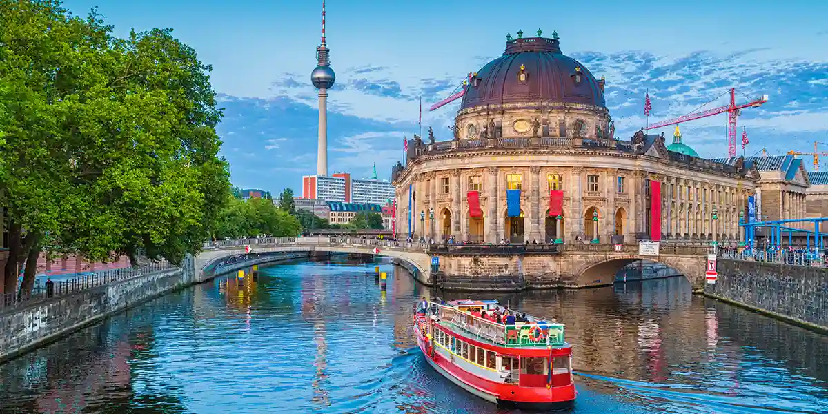 Berlin Explorer: Historic Landmarks & Modern Energy