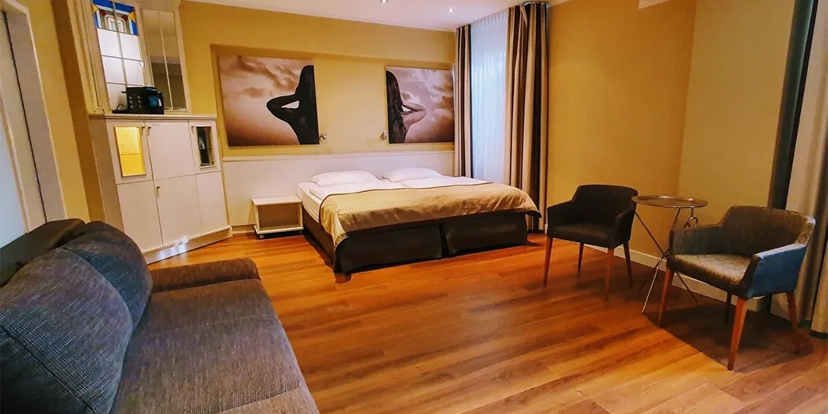 https://toduk.blob.core.windows.net/hotelimage/package/slider/park-hotel-hamburg-arena-bed-room.webp