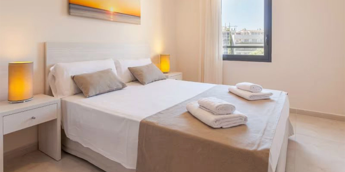 https://toduk.blob.core.windows.net/hotelimage/package/slider/pierre-&-vacances-residence-salou-bed-room.webp