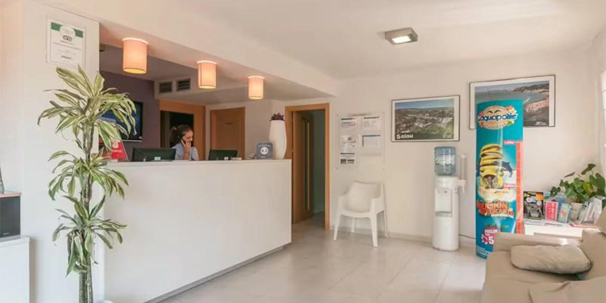 https://toduk.blob.core.windows.net/hotelimage/package/slider/pierre-&-vacances-residence-salou-reception.webp