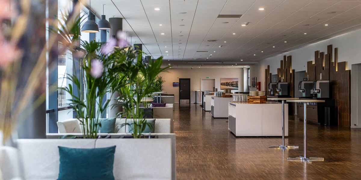 https://toduk.blob.core.windows.net/hotelimage/package/slider/scandic-ydhavnec-copenhagen-conference-lobby3.webp