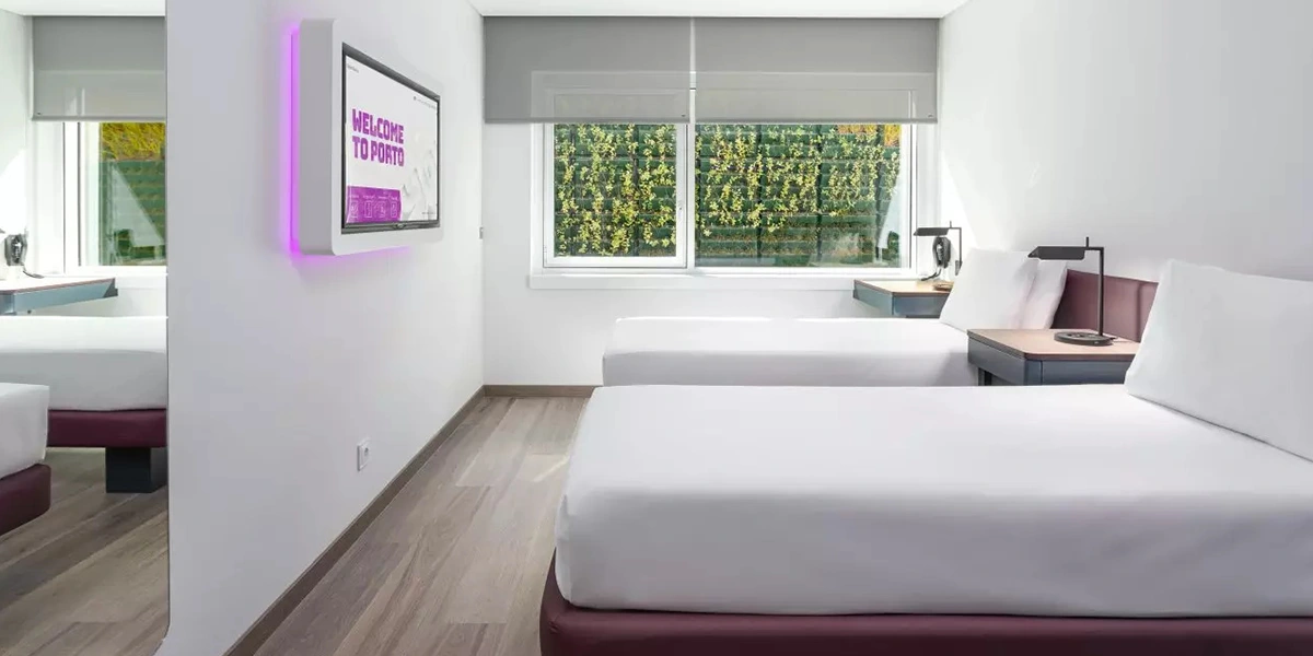 https://toduk.blob.core.windows.net/hotelimage/package/slider/yotel-porto-bed-room27062024.webp